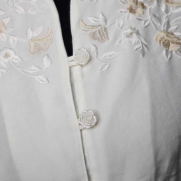 VINTAGE 90s Ship 'n Shore Embroidered Mandarin Blouse | Rose Buttons - Picture 5 of 6